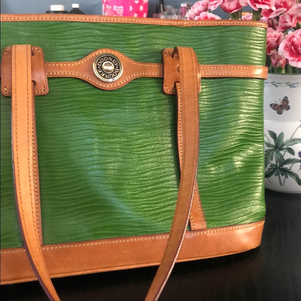 Shoulder bag with chain for wallet